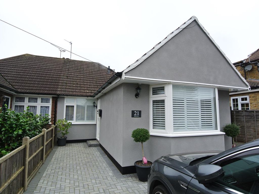 2 bed bungalow for sale in Brook Close, Stanwell, StainesUponThames