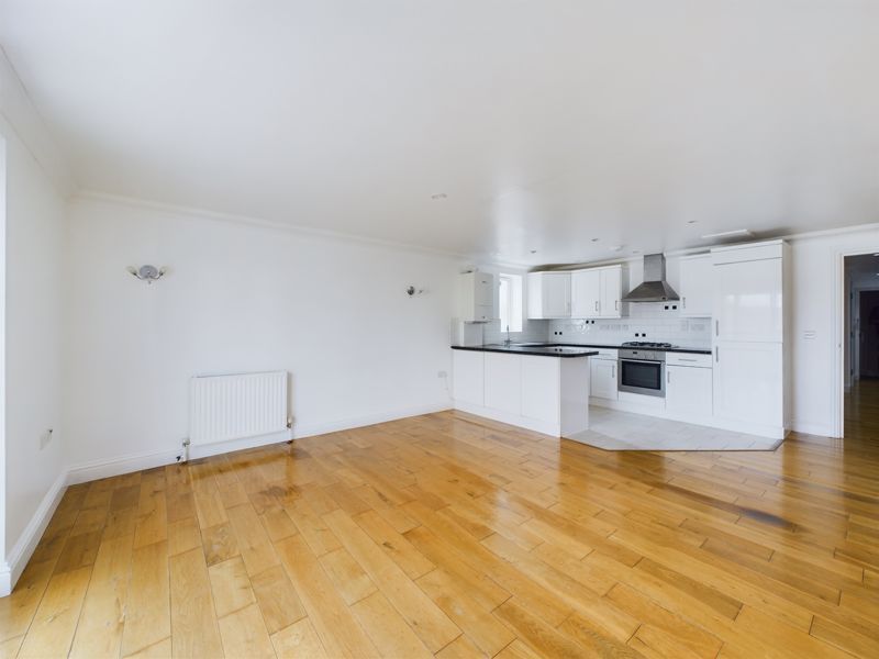 2 bed flat to rent in Coulsdon Road, Caterham CR3, £1,500 pcm Zoopla