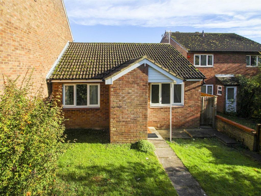 2 bed semidetached bungalow to rent in Merlin Walk, Eaglestone, Milton