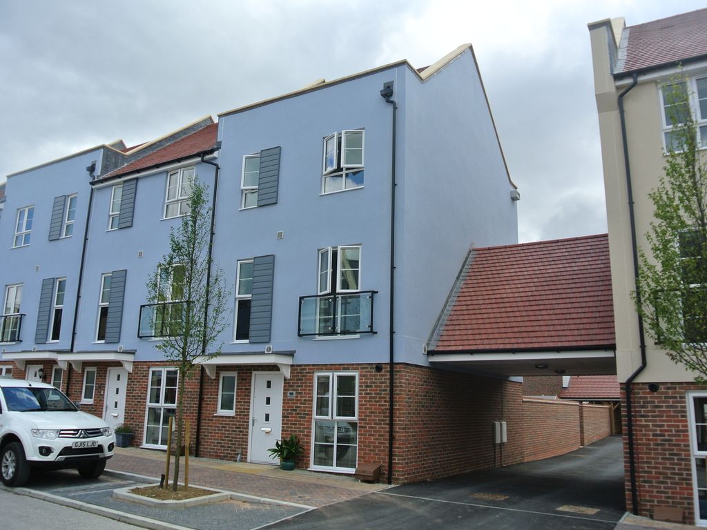 4 bed end terrace house to rent in Laurens Van Der Post Way, Ashford