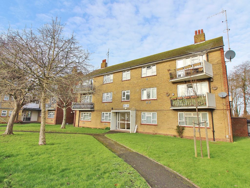 2 bed flat for sale in Eastern Road, Portsmouth PO3, £159,995 Zoopla