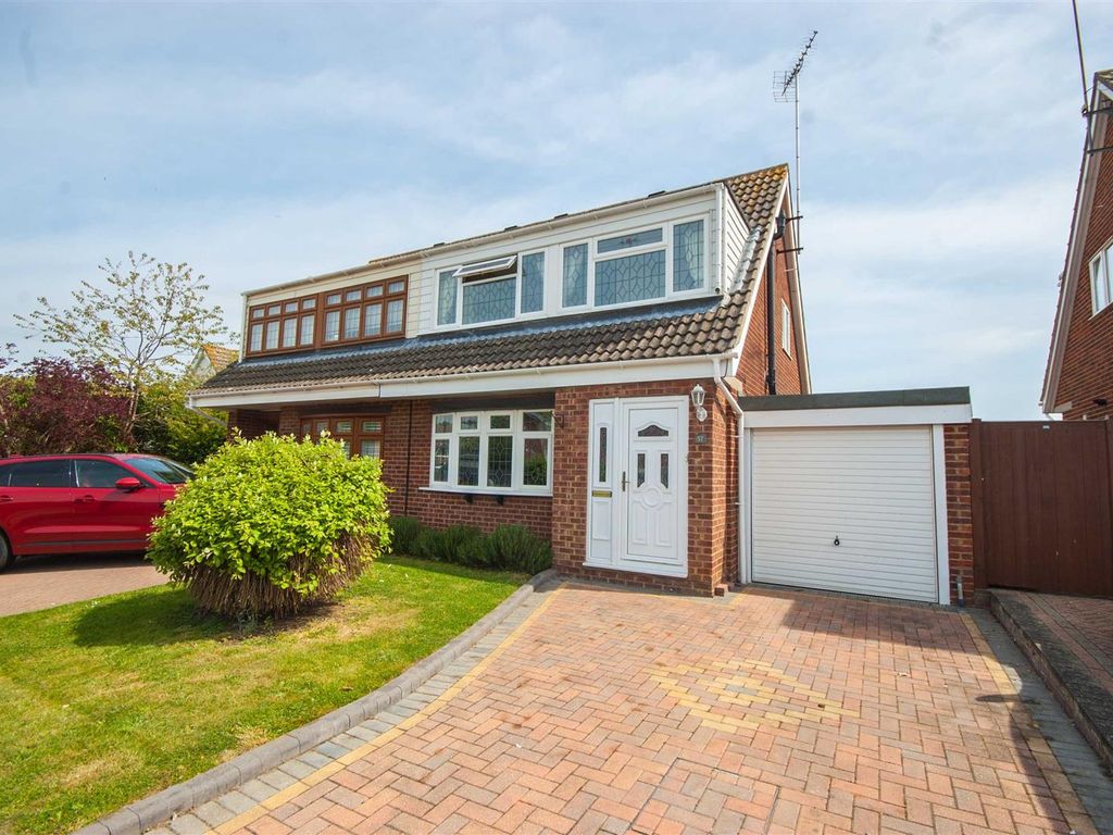 3 bed semidetached house for sale in Downsway, Springfield, Chelmsford