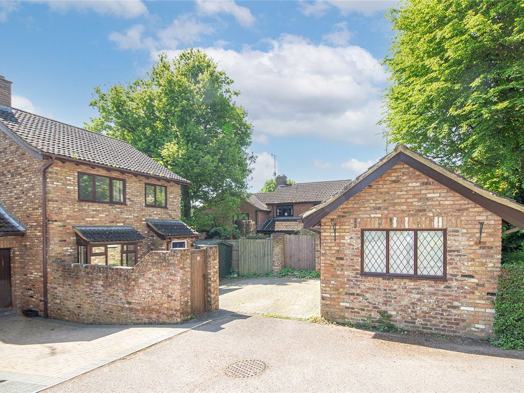 4 bed country house for sale in Juniper Gardens, Welwyn, Hertfordshire