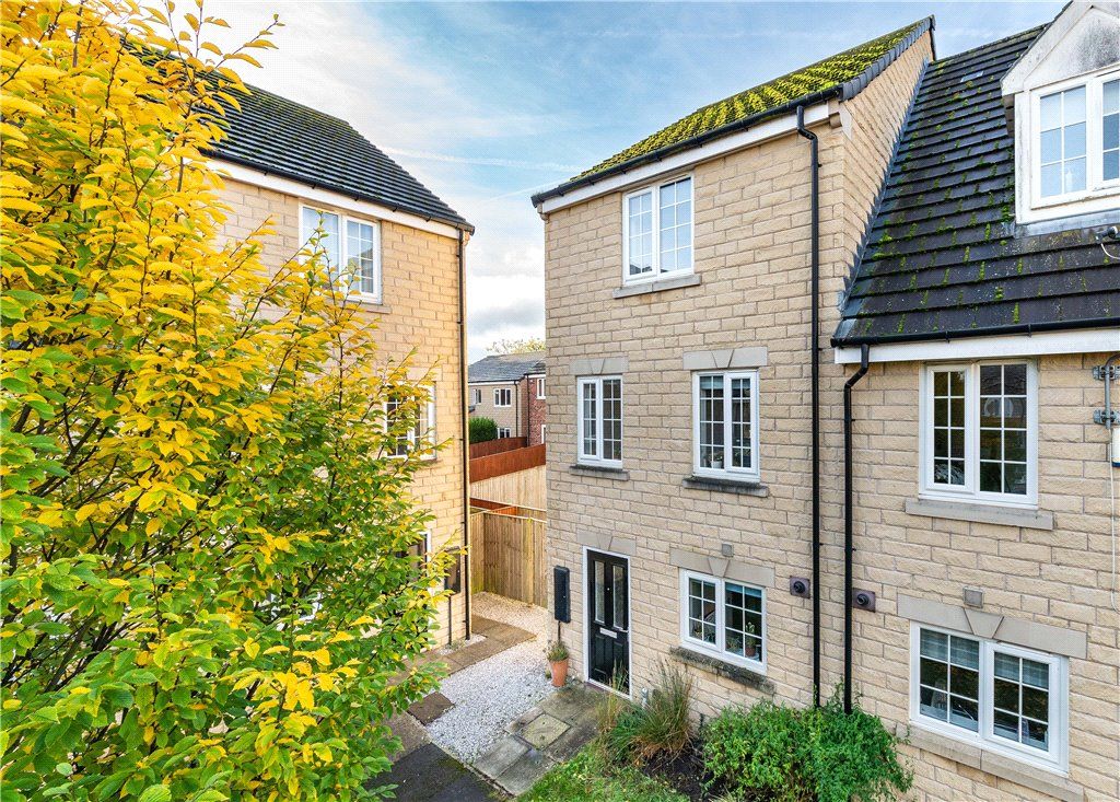 4 bed town house for sale in Redbrook Way, Bradford, West Yorkshire BD9