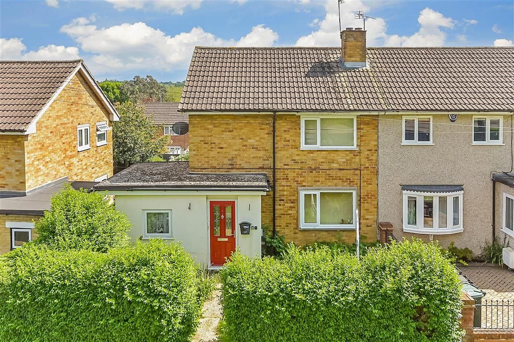 2 bed semidetached house for sale in Barncroft Green, Loughton, Essex