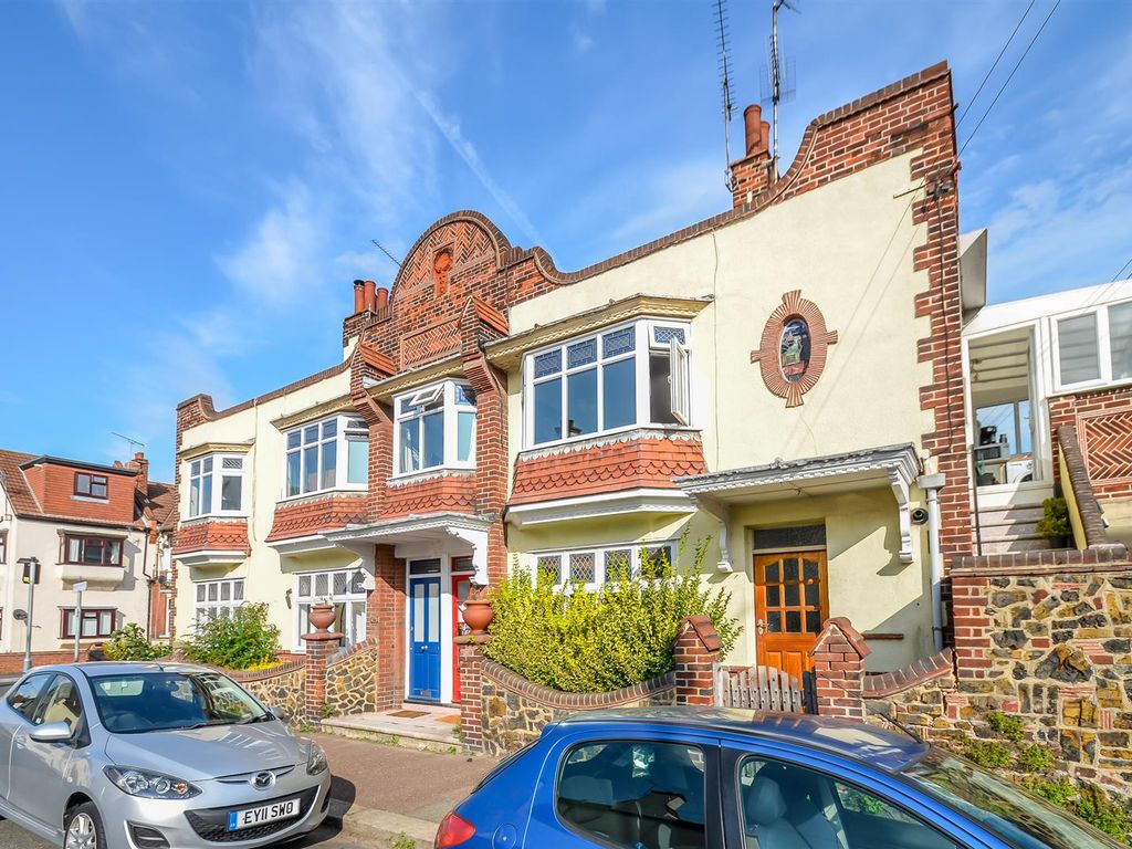 2 bed flat for sale in Pall Mall, LeighOnSea SS9, £365,000 Zoopla