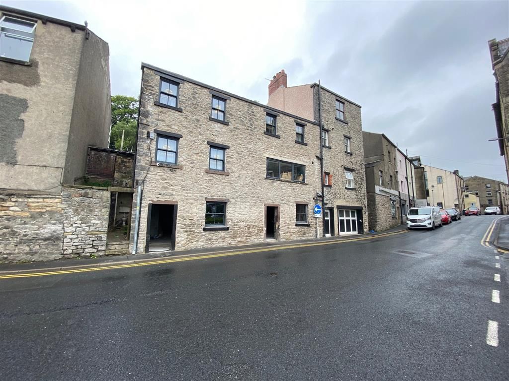 Retail premises to let in 132 & 134 Lowergate, Clitheroe BB7, £7,500 pa Zoopla