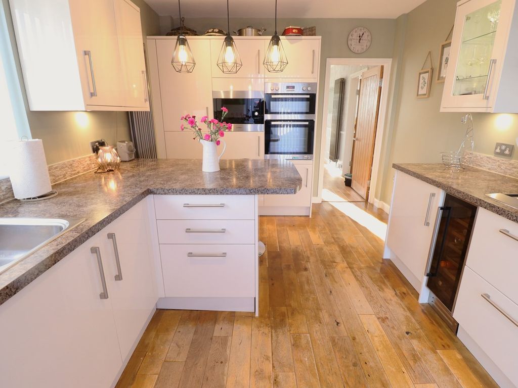 3 bed detached house for sale in Hart Road, Benfleet SS7, £525,000 Zoopla
