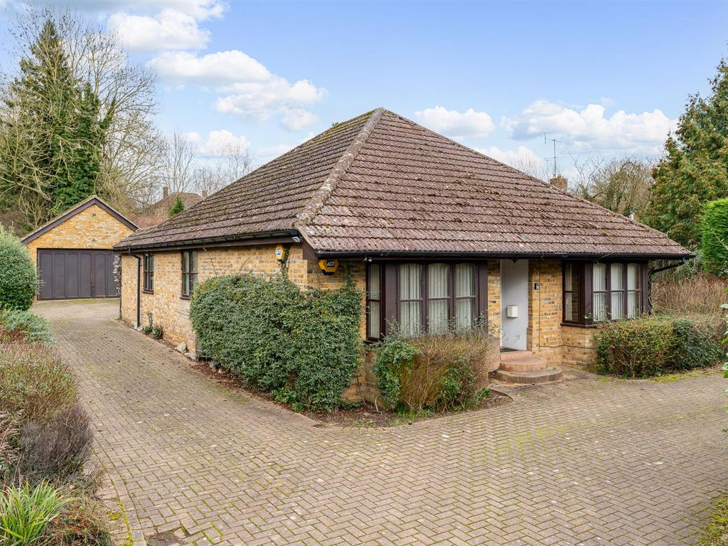 4 bed detached bungalow for sale in Codicote Road, Welwyn AL6, £695,000
