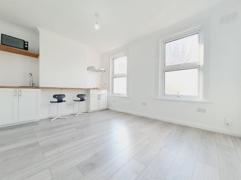 Studio to rent in Clacton Road, London E17, £1,100 pcm Zoopla