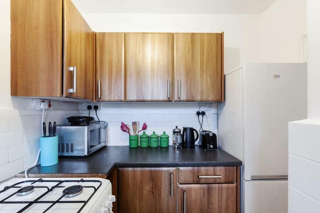 2 bed flat to rent in Leyland House, Hale Street, Poplar, London E14, £