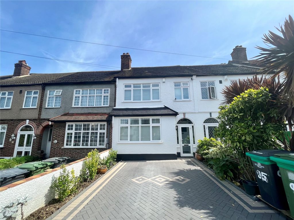 3 bed detached house for sale in Penderry Rise, Catford, London SE6