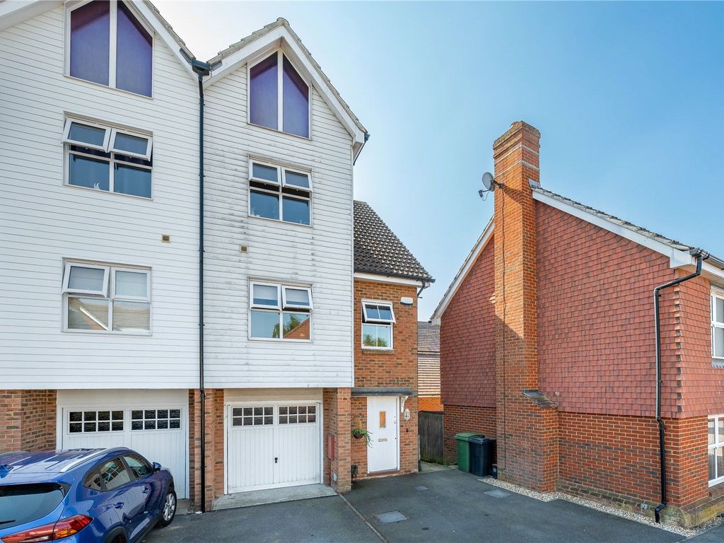 4 bed semidetached house for sale in Tilling Close, Maidstone ME15, £
