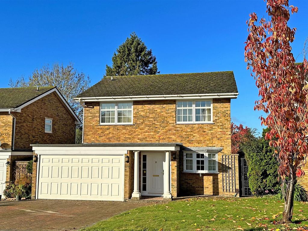 4 bed detached house for sale in Beehive Way, Reigate RH2, £800,000