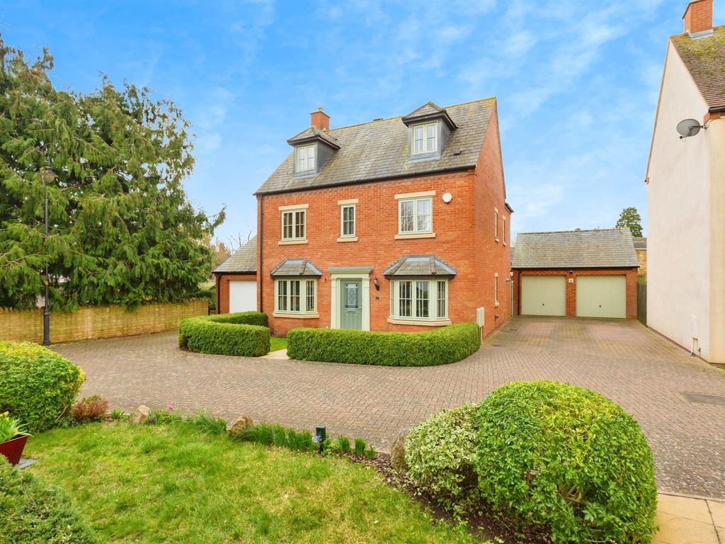 5 bed detached house for sale in Bridge Walk, Deanshanger, Milton
