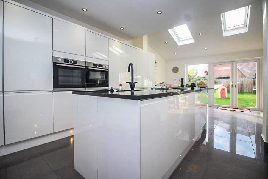 3 bed terraced house to rent in Pitcher Lane, Loughton, Milton Keynes