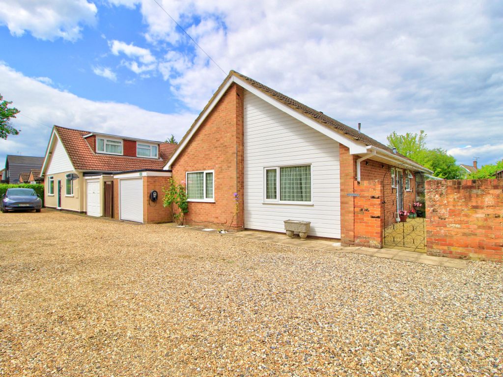 3 bed bungalow for sale in Reading Road, Wokingham RG41, £585,000 Zoopla