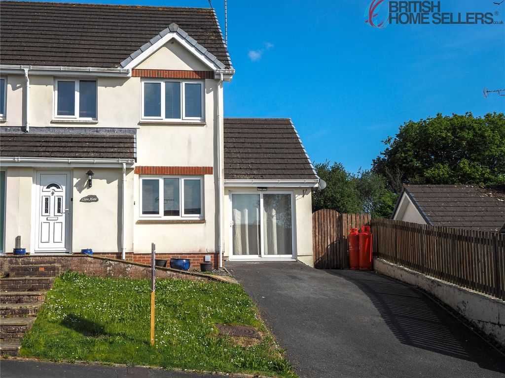 3 bed semidetached house for sale in Bryn Deri Close, Adpar, Newcastle