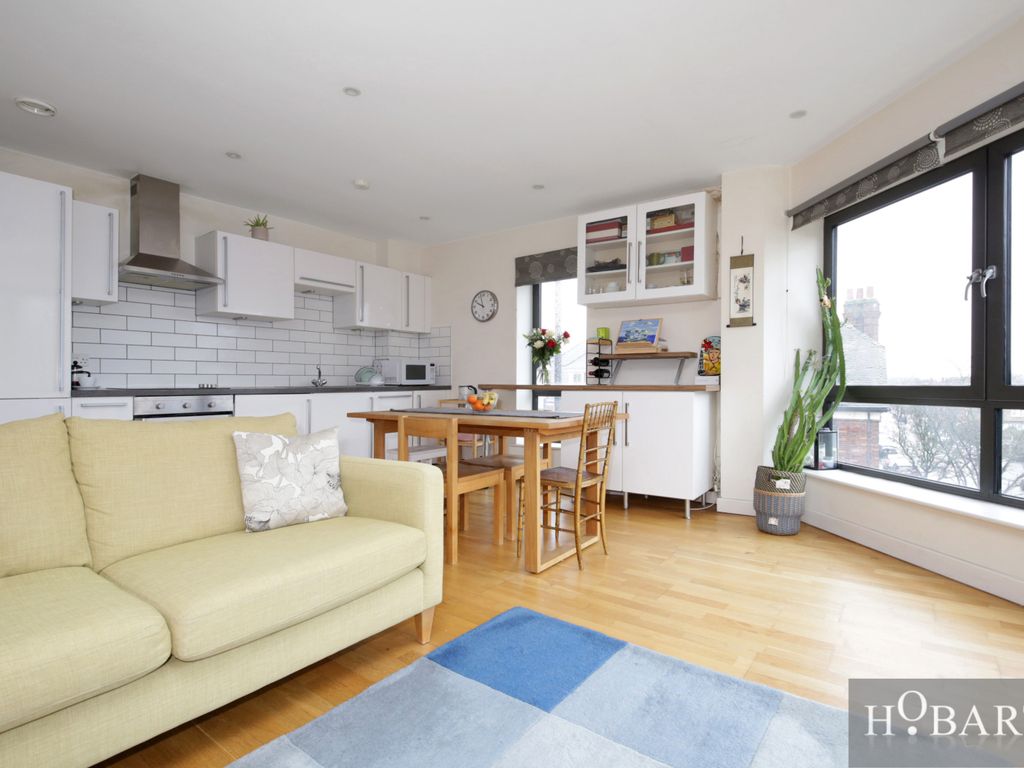 2 bed flat for sale in Winkfield Road, Wood Green, London N22, £400,000