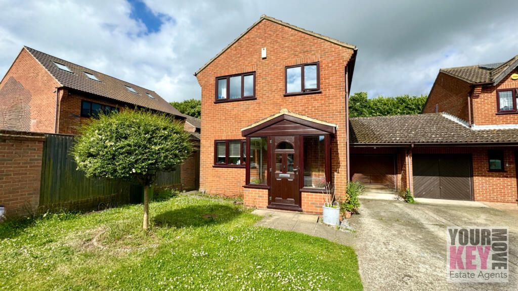 4 bed link detached house for sale in Fairfax Close, Folkestone
