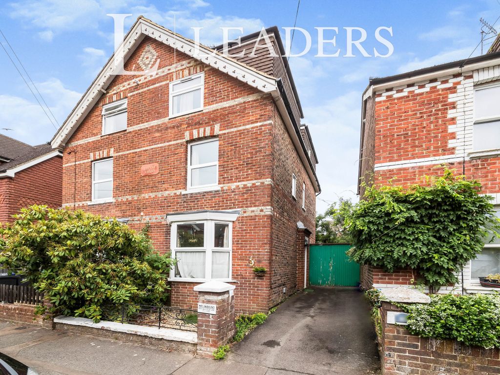 4 bed semidetached house to rent in Cantelupe Road, East Grinstead