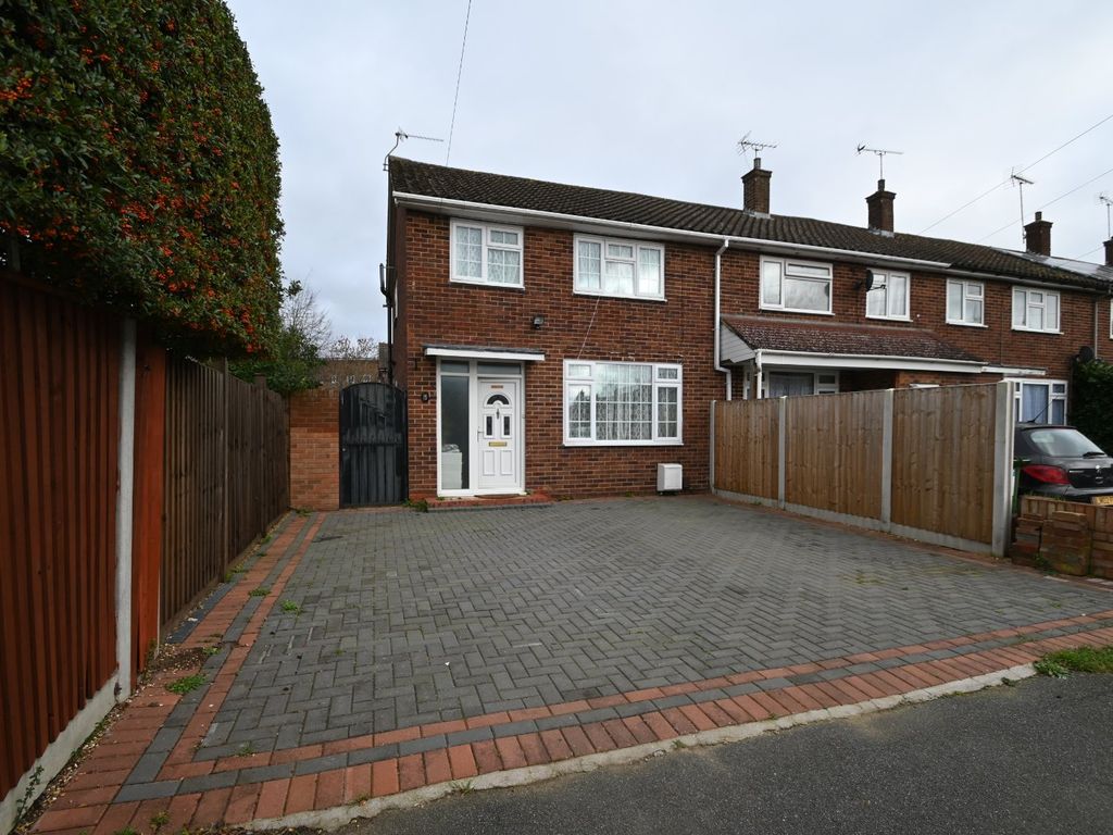 4 bed end terrace house for sale in Rossiter Close, Langley, Berkshire