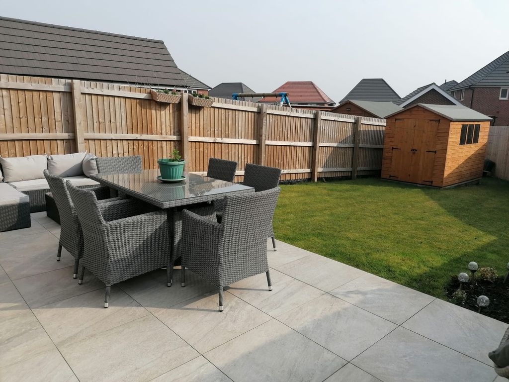 3 bed semidetached house for sale in Fountains Close, Wakefield WF1