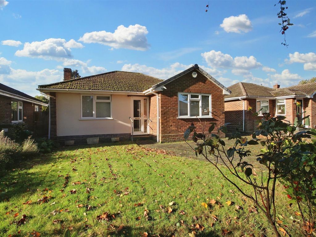 2 bed detached bungalow for sale in Skilton Road, Tilehurst, Reading