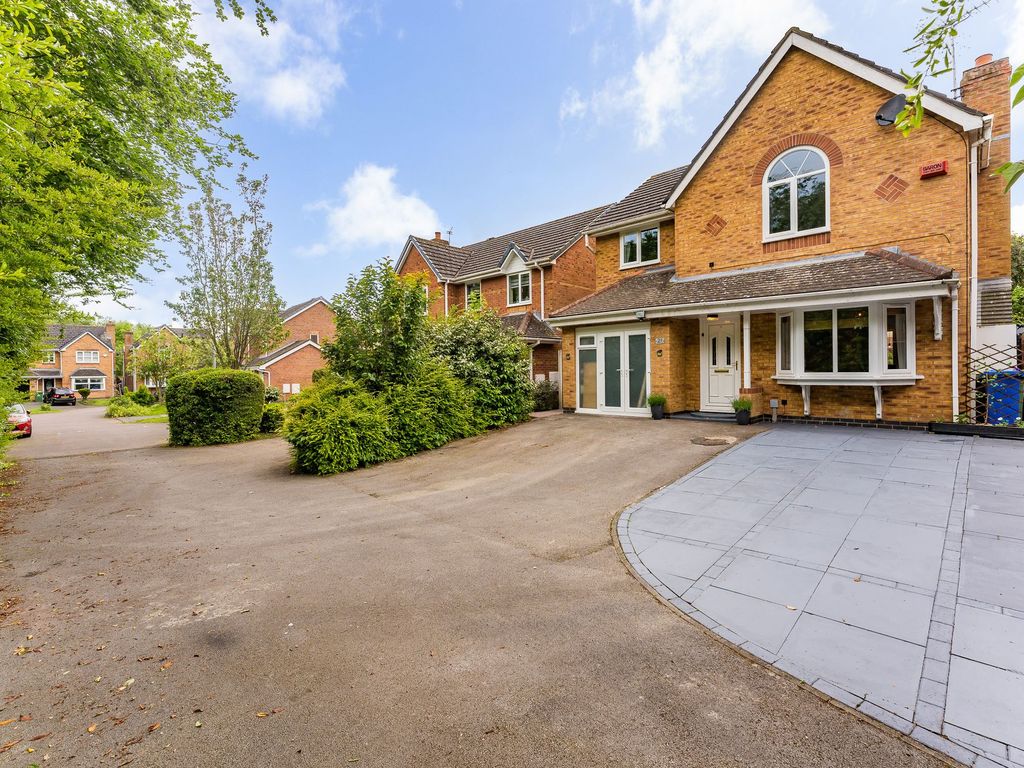 4 bed detached house for sale in Millington Close, Widnes WA8, £300,000