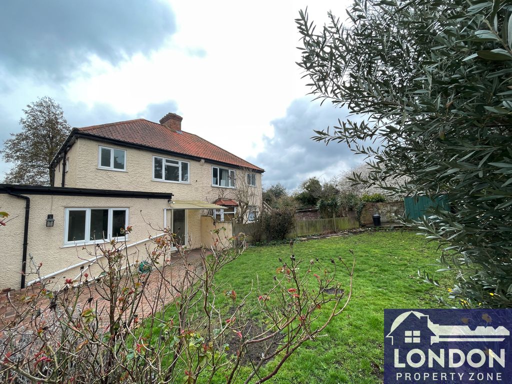4 bed semidetached house to rent in Wandle Court Gardens, Wallington