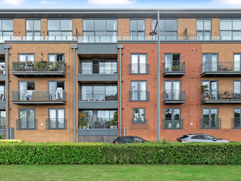 2 bed flat for sale in Crossley Road, Diglis, Worcester WR5, £325,000