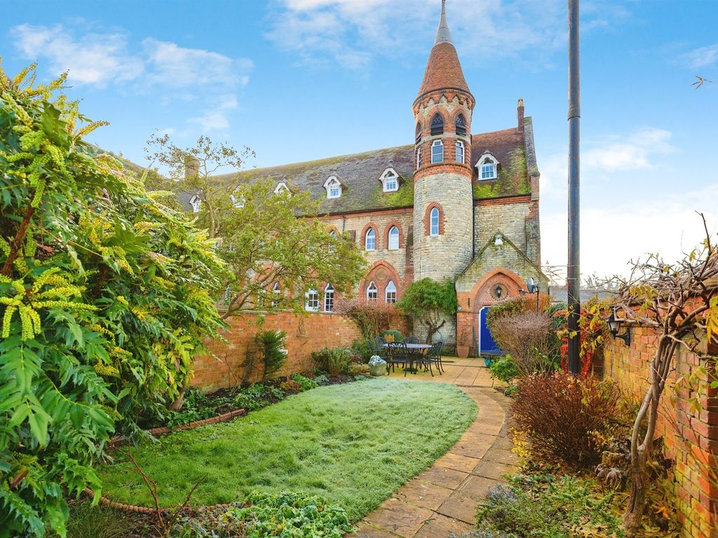 4 bed property for sale in St. Pauls Court, Stony Stratford, Milton