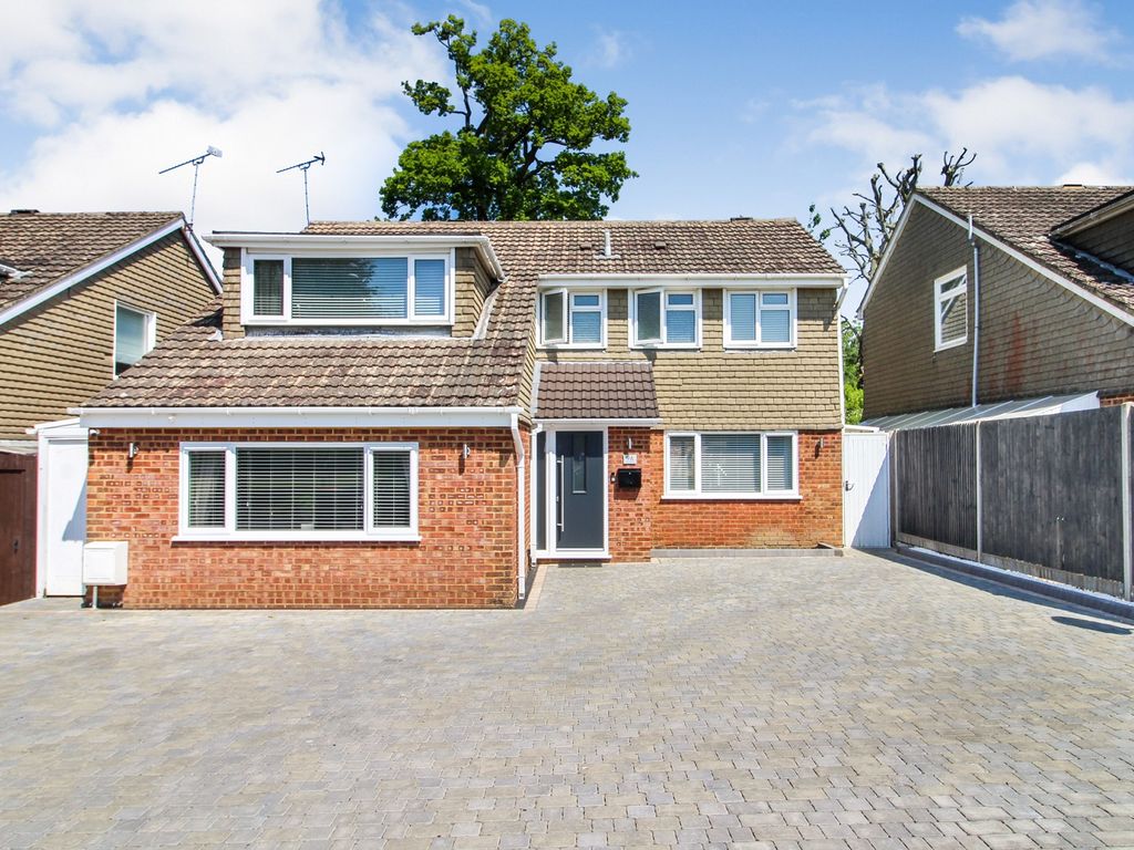 4 bed detached house for sale in Grattons Drive, Crawley, West Sussex