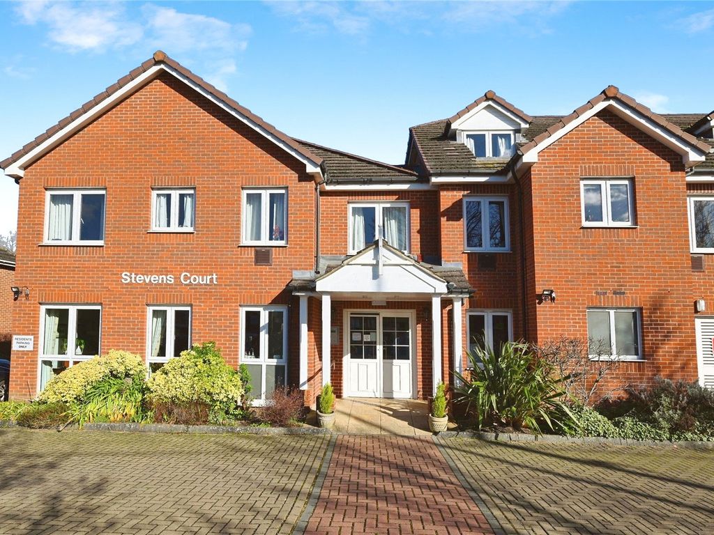 2 bed flat for sale in Reading Road, Winnersh, Wokingham, Berkshire