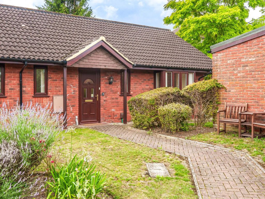 2 bed bungalow for sale in Oakmead Green, Epsom KT18 Zoopla