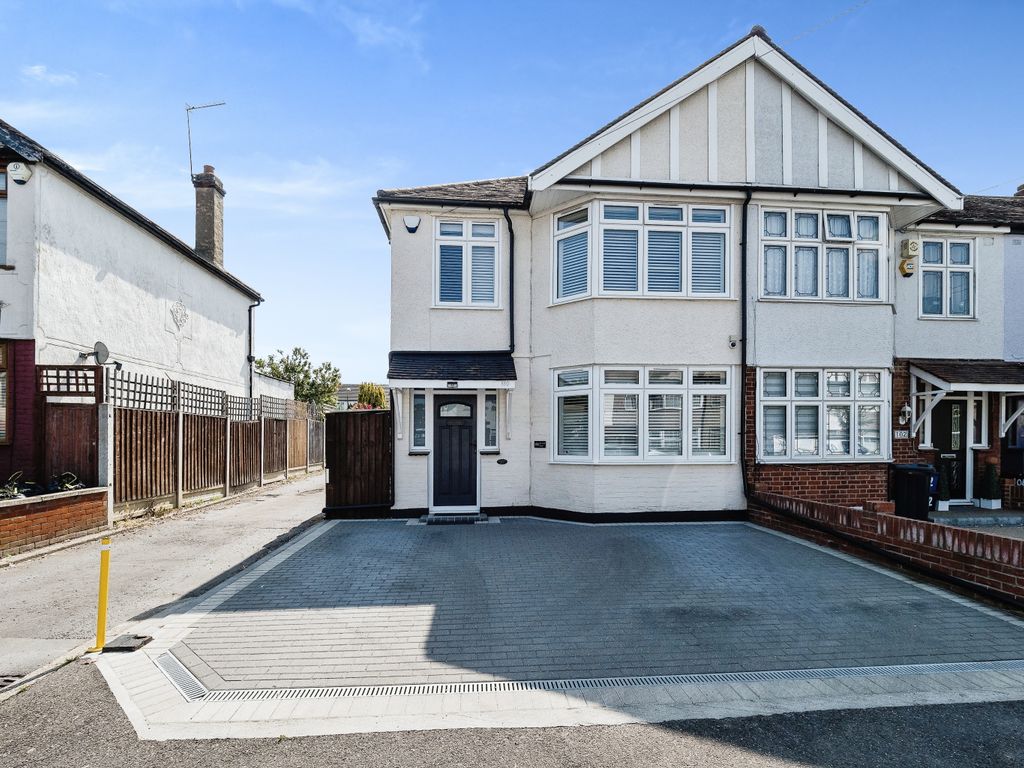 3 bed end terrace house for sale in Canfield Road, Woodford Green IG8