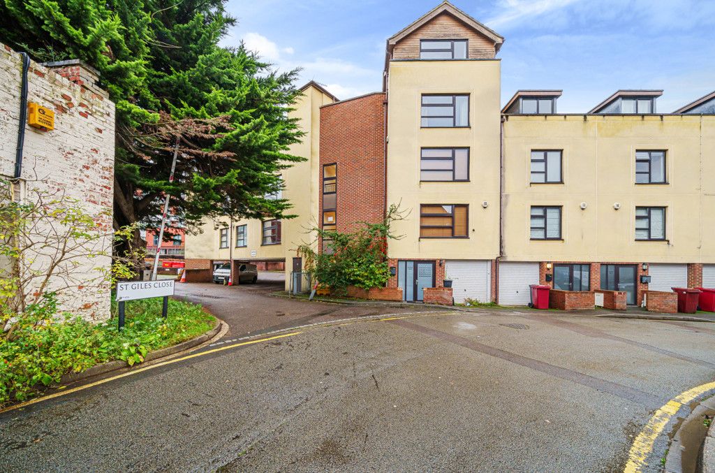 3 bed end terrace house for sale in St. Giles Close, Reading, Berkshire RG1, £370,000 Zoopla