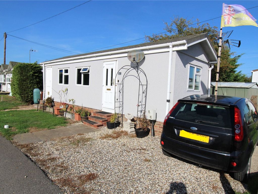 1 bed mobile/park home for sale in The Avenue, The Dome Village