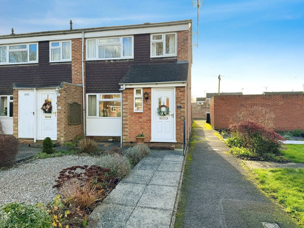3 bed end terrace house for sale in Kennedy Drive, Pangbourne, Reading