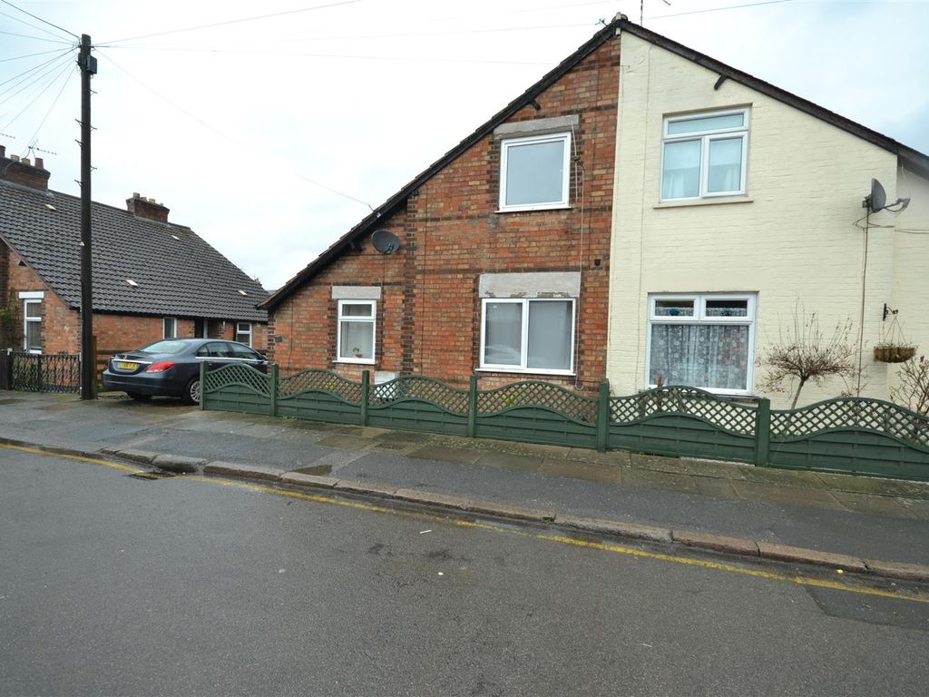 3 bed semidetached house for sale in Greenhithe Road, Leicester LE2