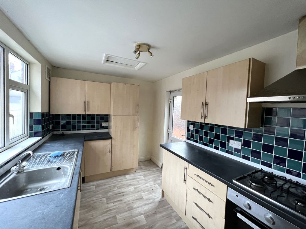 3 bed terraced house to rent in Wellington Road, Edlington, Doncaster