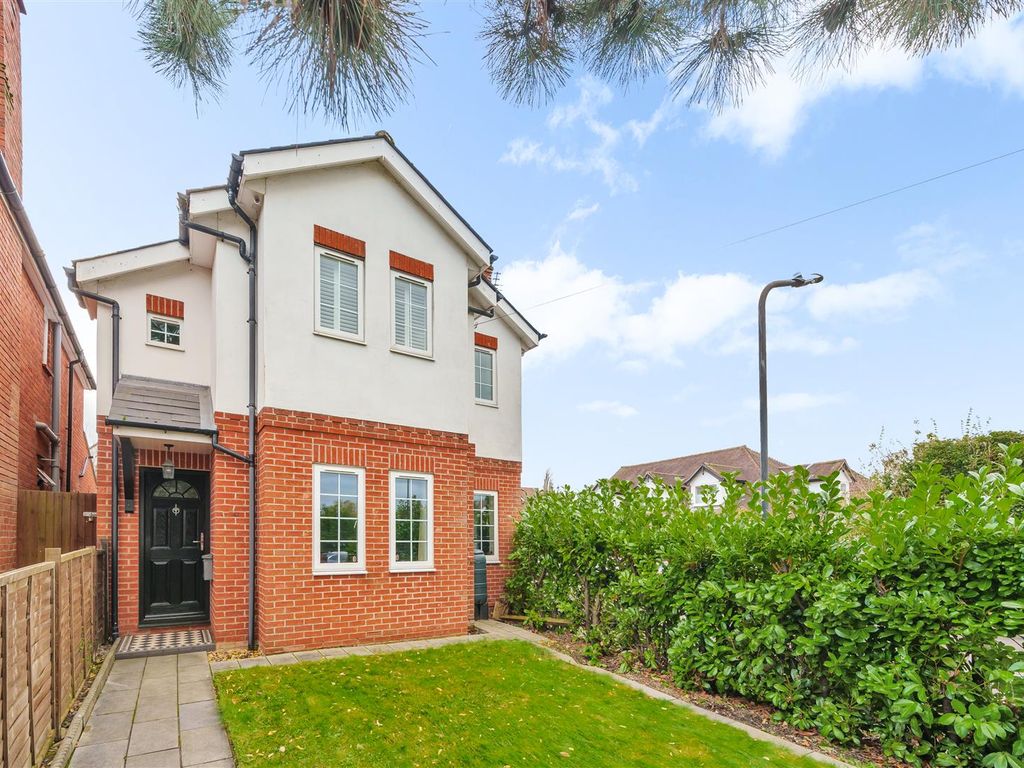 4 bed detached house for sale in College Road, Maidenhead SL6, £840,000