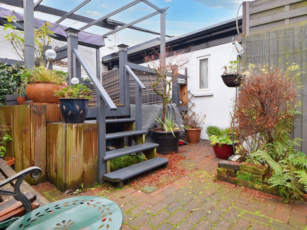 2 bed flat for sale in Brunswick Park Road, New Southgate, London N11