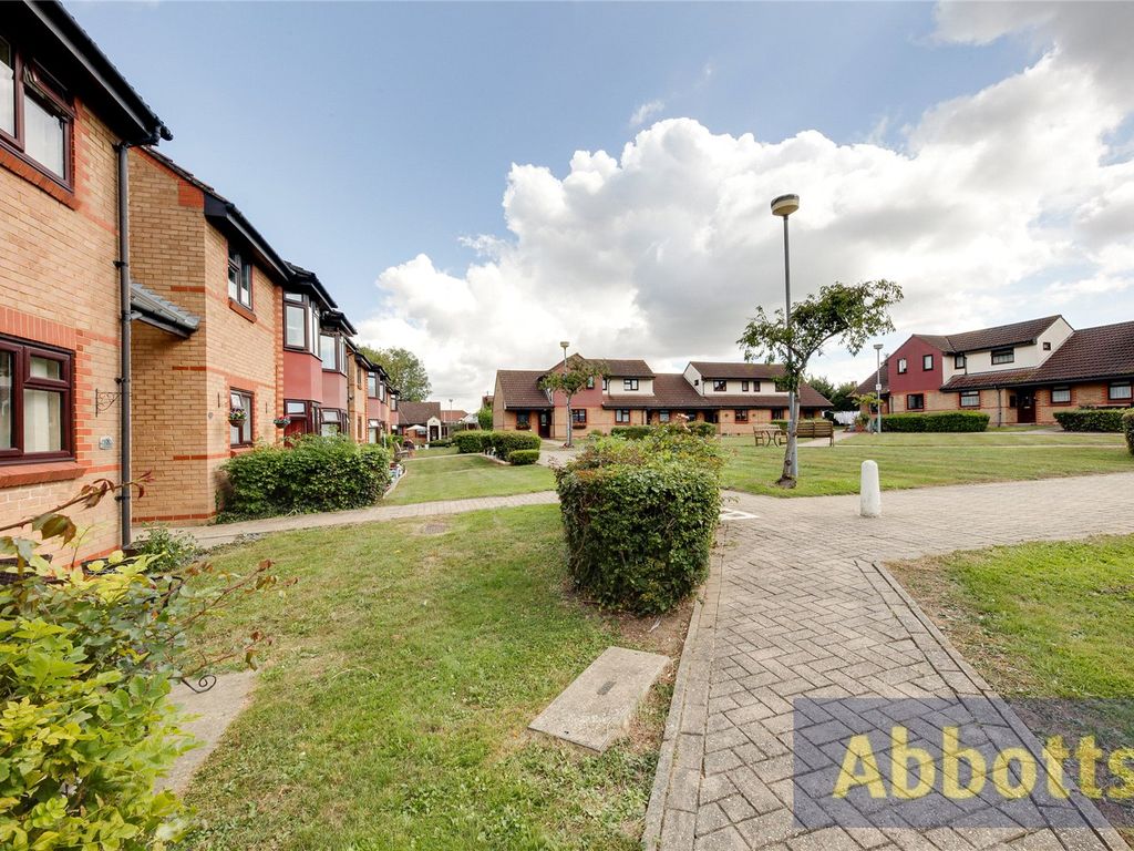 2 bed flat for sale in Brackendale Court, Basildon, Essex SS13, £