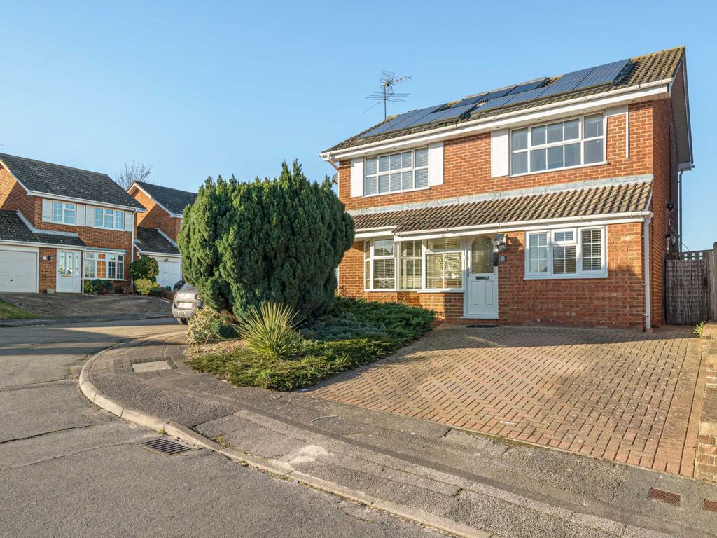 5 bed detached house for sale in Ashton Road, Wokingham RG41, £575,000 Zoopla