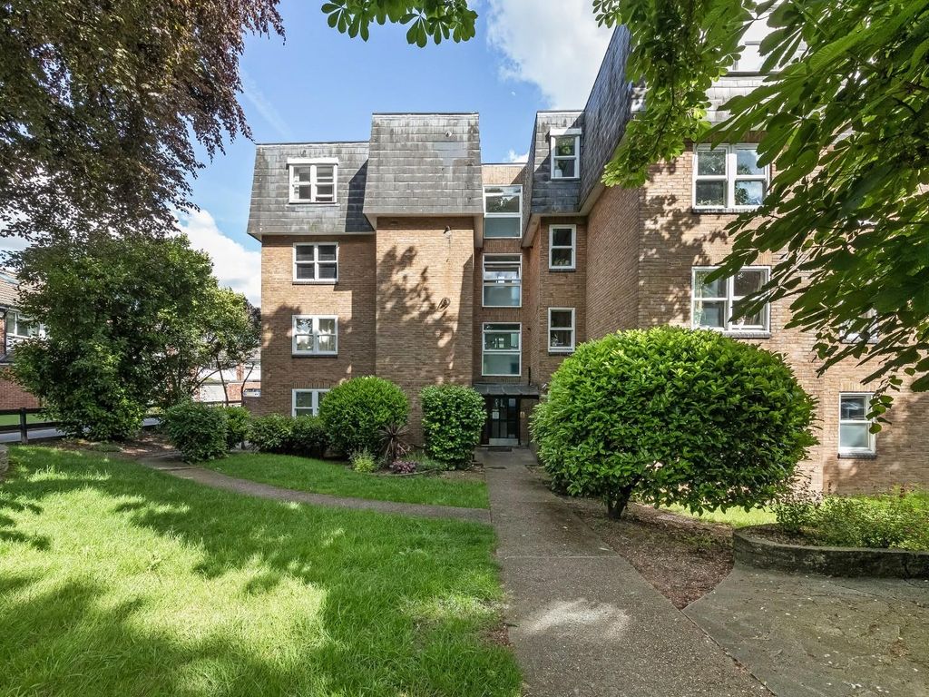 2 bed flat for sale in Lee Park, London SE3, £325,000 Zoopla