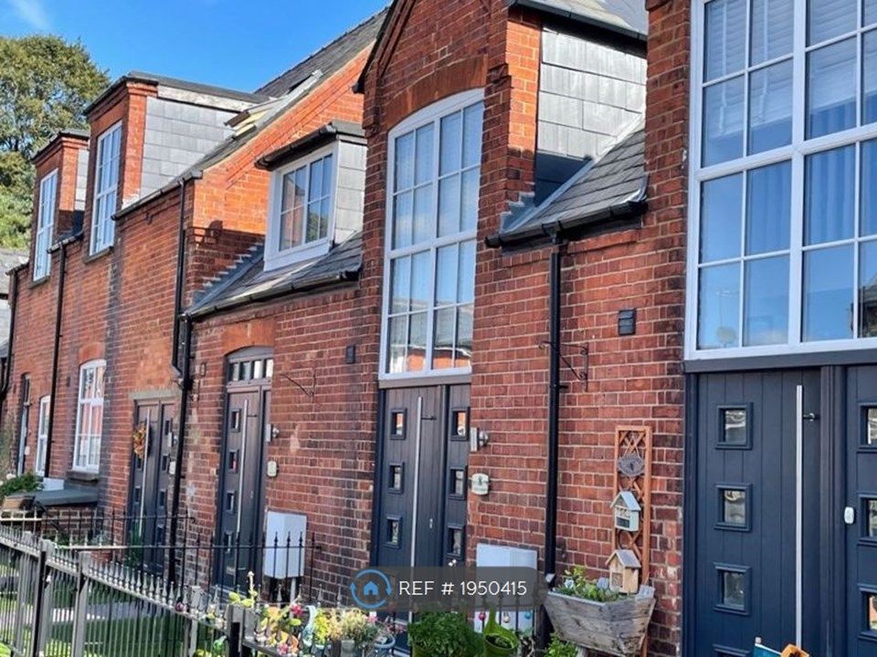 1 bed terraced house to rent in Charlie Mews, Farnborough GU14, £1,095