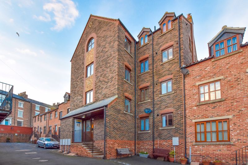 2 bed flat to rent in Mount Square, East Crescent, Whitby YO21, £650