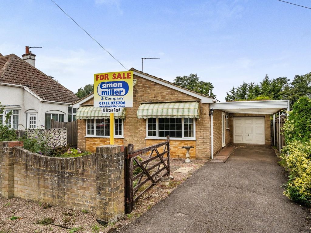 3 bed detached bungalow for sale in Brook Road, Larkfield, Aylesford