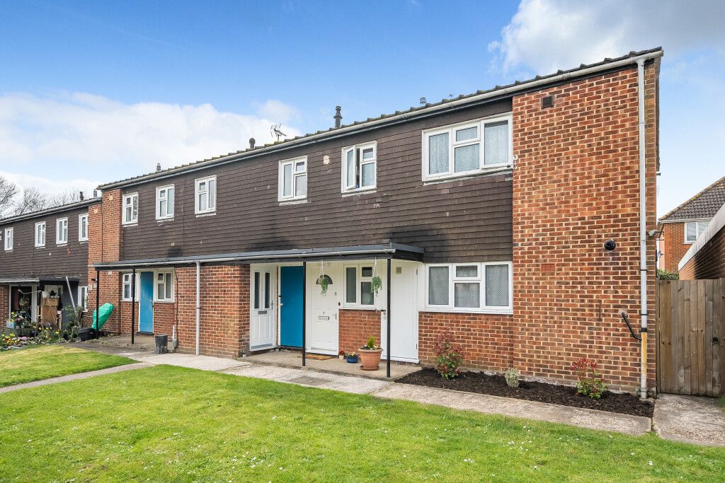 2 bed for sale in Crest Close, Reading RG10, £